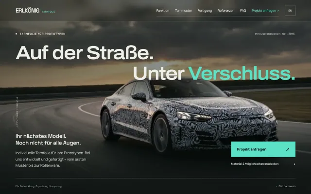 Startseite von Erlkönig Tarnfolie: dunkler Auftritt mit einem getarnten Prototypfahrzeug auf der Teststrecke, daneben die Schaltfläche für die Projektanfrage